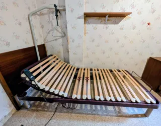 Cama articulada eléctrica y trapecio movilización