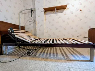 Cama articulada eléctrica y trapecio movilización