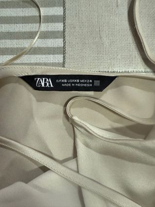 Vestido satén Zara beige botones