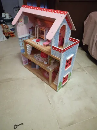 Casa de muñecas de madera