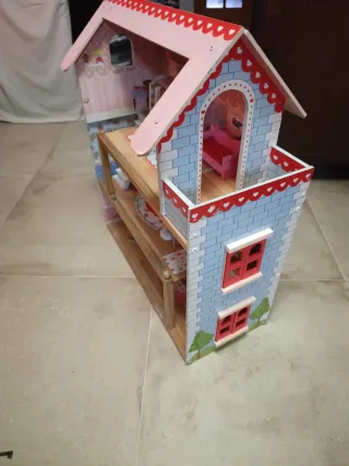 Casa de muñecas de madera