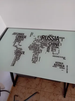 Escritorio de cristal con mapa del mundo
