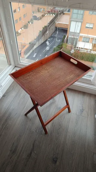 Tavolino pieghevole in legno e vimini