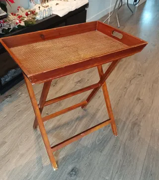 Tavolino pieghevole in legno e vimini