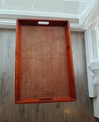 Tavolino pieghevole in legno e vimini