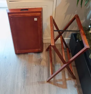 Tavolino pieghevole in legno e vimini