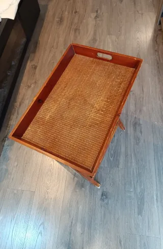 Tavolino pieghevole in legno e vimini