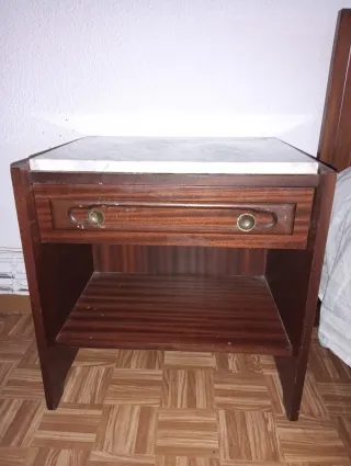 Mesita de noche de madera con mármol