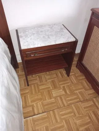 Mesita de noche de madera con mármol