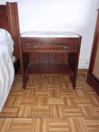 Mesita de noche de madera con mármol