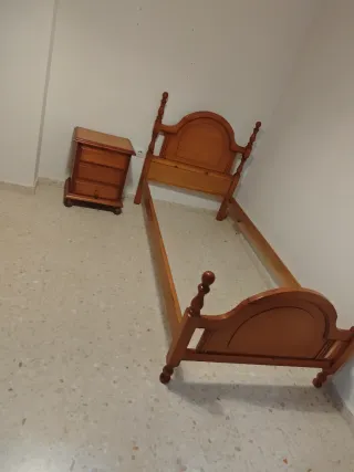 Estructura de cama de madera y mesilla de noche