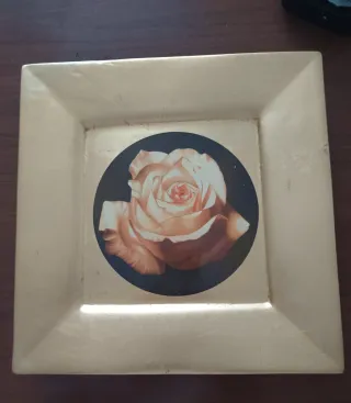 Piatto decorativo con rosa dorato