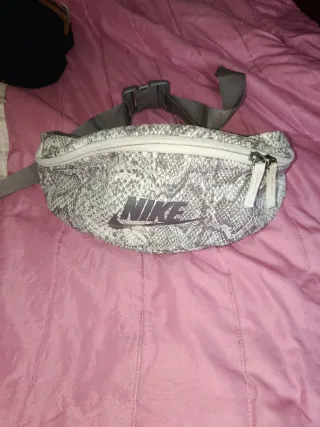 Riñonera Nike Gris Serpiente bastante grande