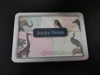 Caja de notas adhesivas con animales