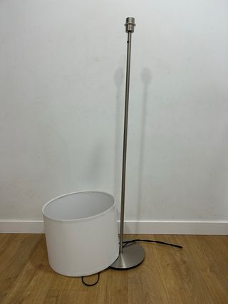 Lámpara de pie IKEA metálica