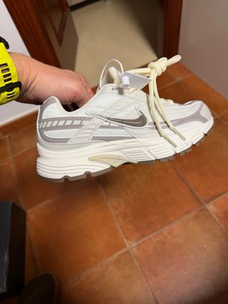 Nike Initiator gris y blanco