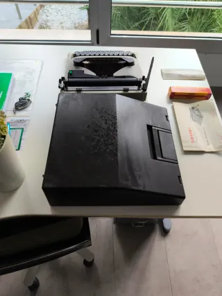 Máquina de escribir Olivetti Lettera 10