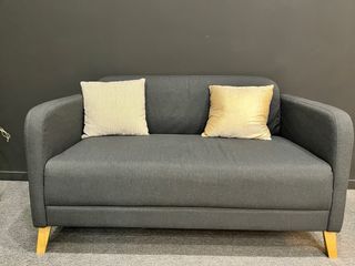 Sofá de 2 plazas gris con cojines dorados