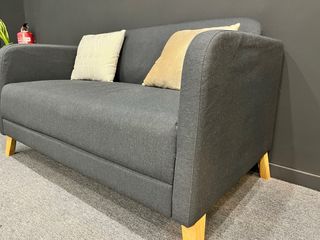 Sofá de 2 plazas gris con cojines dorados