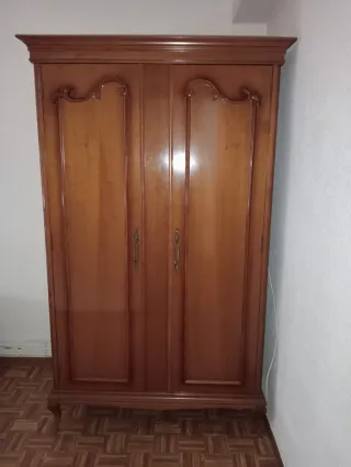 Armario de madera clásico