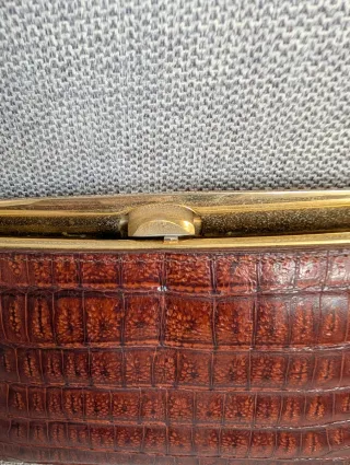 Bolso de piel marrón.