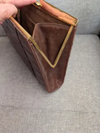 Bolso de piel marrón.