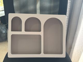 Estantería decorativa beige y gris