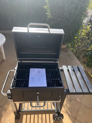 Barbacoa de carbón con tapa y ruedas