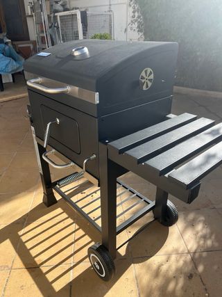 Barbacoa de carbón con tapa y ruedas