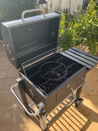 Barbacoa de carbón con tapa y ruedas