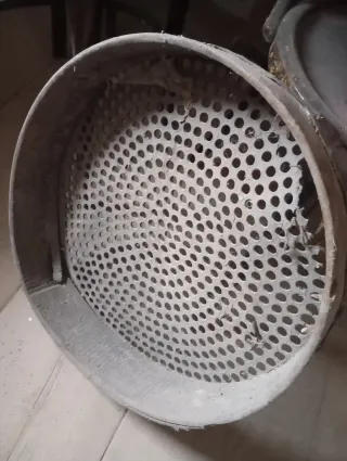 Cedazo antiguo metálico, madera y rematado en piel