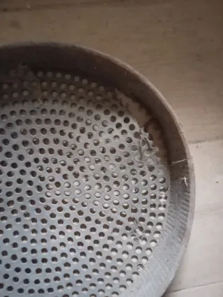 Cedazo antiguo metálico, madera y rematado en piel