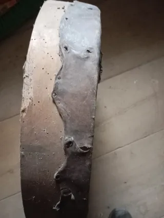 Cedazo antiguo metálico, madera y rematado en piel