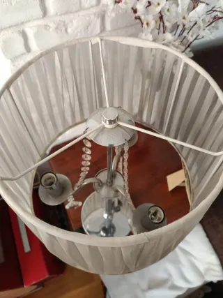 Lámpara de mesa plateada y blanca