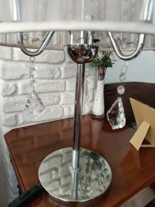 Lámpara de mesa plateada y blanca