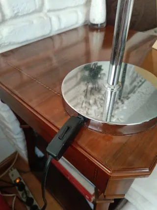 Lámpara de mesa plateada y blanca