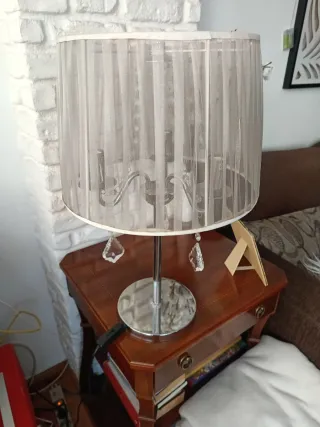 Lámpara de mesa plateada y blanca