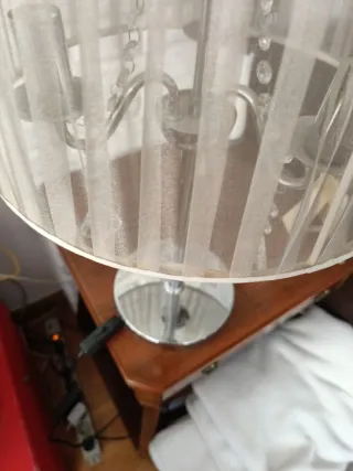 Lámpara de mesa plateada y blanca