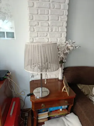 Lámpara de mesa plateada y blanca