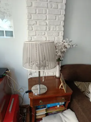 Lámpara de mesa plateada y blanca