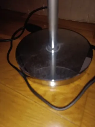 Lámpara de mesa plateada y blanca