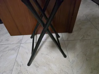 Taburete plegable negro y blanco nuevo a estrenar