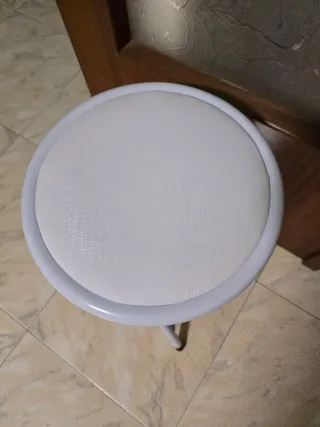 Taburete plegable negro y blanco nuevo a estrenar