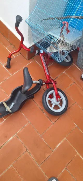 Bicicleta sin pedales roja