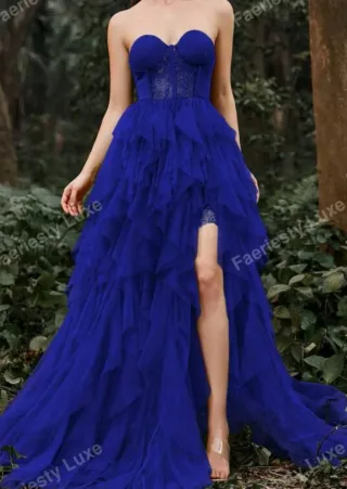 Vestido de fiesta azul con volantes