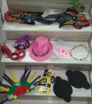 Pack artículos fiesta: guitarras, máscaras, sombre