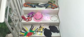 Pack artículos fiesta: guitarras, máscaras, sombre