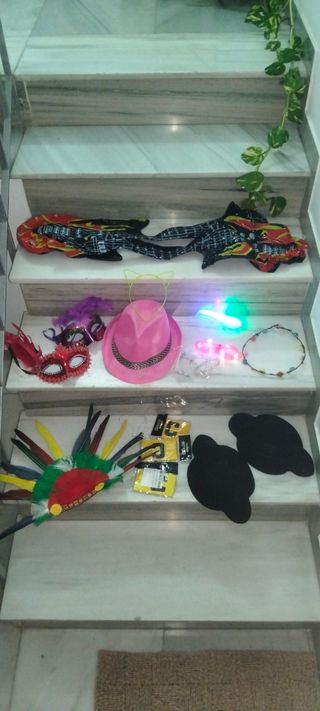 Pack artículos fiesta: guitarras, máscaras, sombre