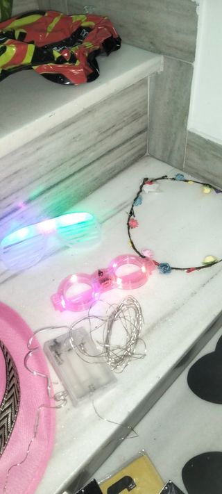 Pack artículos fiesta: guitarras, máscaras, sombre