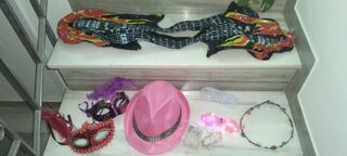 Pack artículos fiesta: guitarras, máscaras, sombre